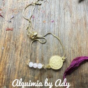 Alquimia Gold Bracelet with Saint Benedict and pink quartz Beads